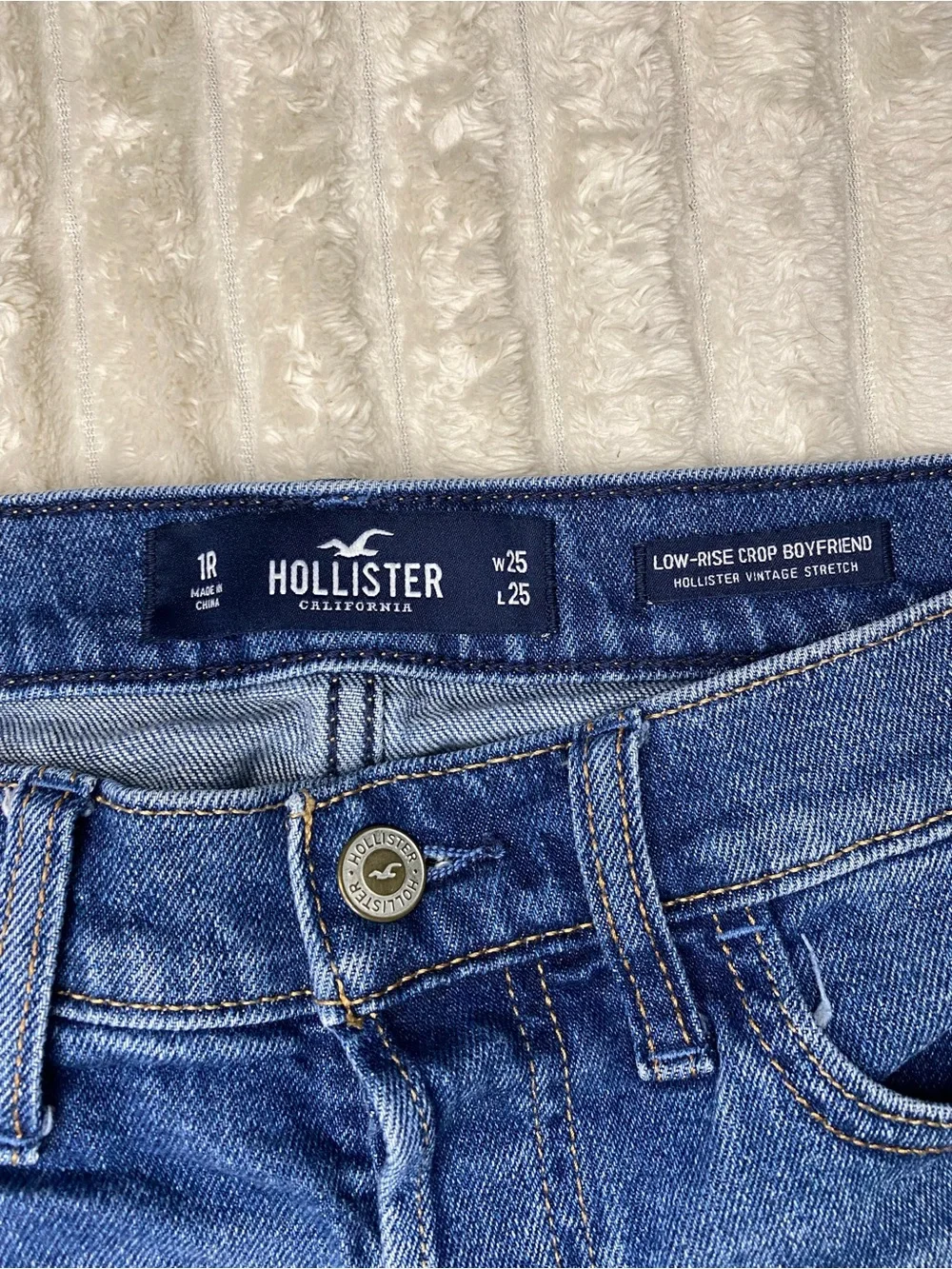 Hollister Women's Distressed Dark Wash Low-Rise Crop Boyfriend Jeans Size 1R 25
